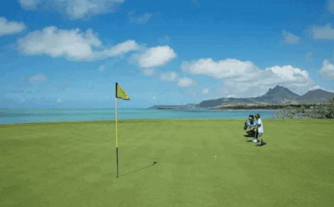 Golfplatz auf der Ile aux Cerfs mit Meerblick und Bergpanorama im Hintergrund