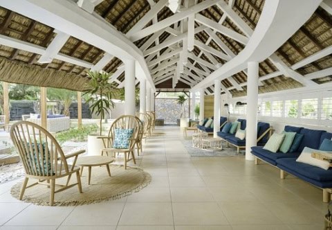 Heller Lounge-Bereich im Coin de Mire Attitude mit weißen Balken und blauen Sitzpolstern