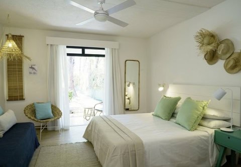 Helles Doppelzimmer im Coin de Mire Attitude mit grünen Akzenten und Terrasse