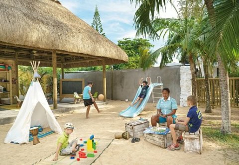 Kinderbereich im Coin de Mire Attitude mit Spielplatz, Sandfläche und Palmen