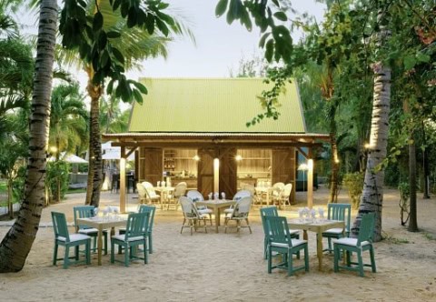 Gemütlicher Außenbereich im Coin de Mire Attitude mit Sitzplätzen im Sand