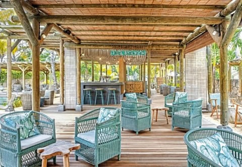 Überdachte Bar-Lounge im Coin de Mire Attitude mit türkisfarbenen Sesseln