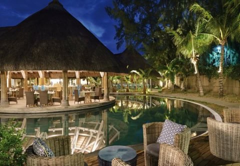 Restaurant am Pool im Coin de Mire Attitude bei Abendbeleuchtung