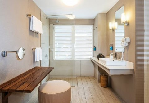 Modernes Badezimmer im Friday Attitude mit Dusche, Waschtisch und Holzbank
