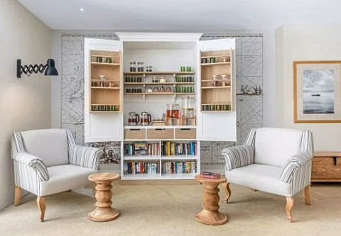 Ruhige Leseecke im Friday Attitude mit Sesseln, Büchern und heller Einrichtung
