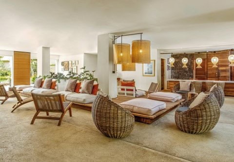 Lounge-Bereich im Friday Attitude mit Rattanmöbeln und entspanntem Inselambiente