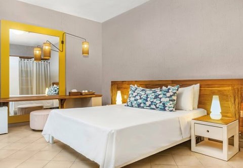 Helles Doppelzimmer im Friday Attitude mit Holzelementen und gelbem Spiegelrahmen