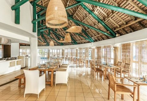 Helles Restaurant im Friday Attitude mit Strohdach und Holzmöbeln