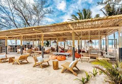 Offene Strandlounge im Friday Attitude mit Liegestühlen und Blick zum Meer