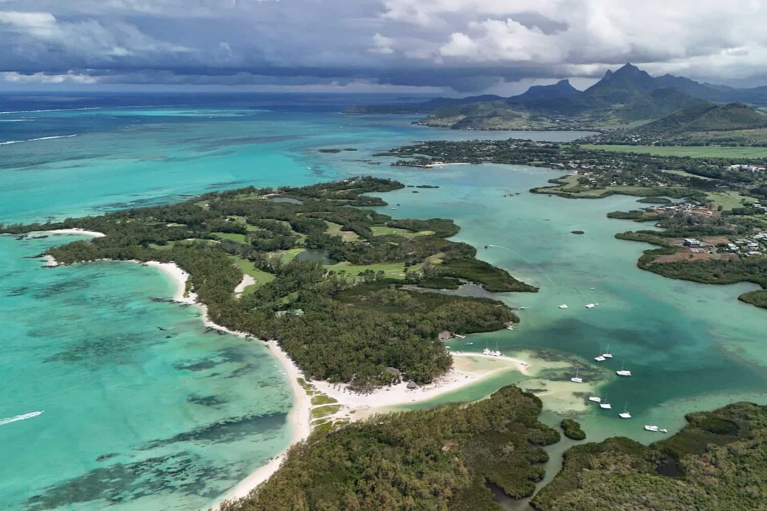 Luftaufnahme der Île aux Cerfs mit türkisfarbener Lagune, weißen Stränden und grüner Inselküste auf Mauritius