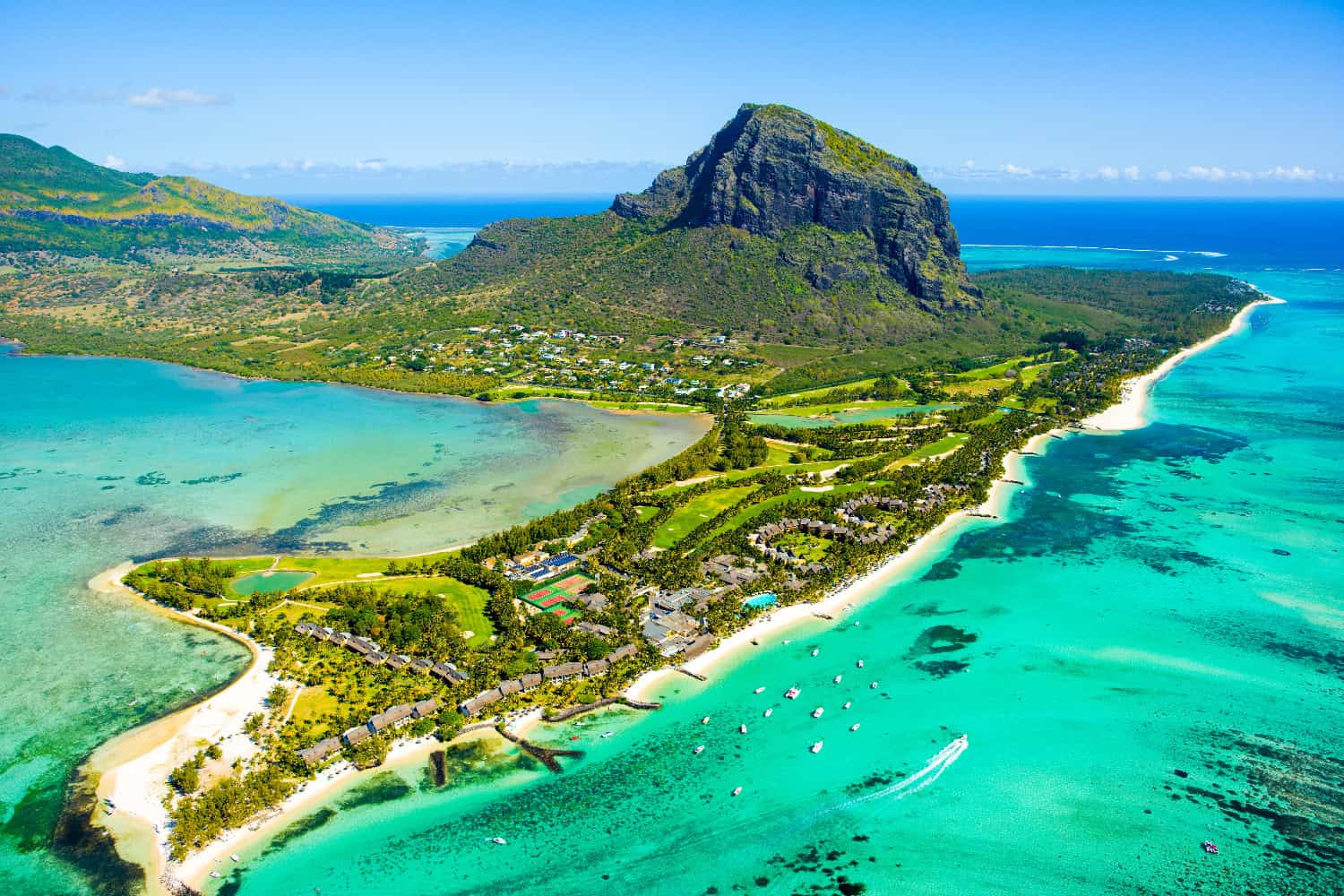 Le Morne Brabant auf Mauritius mit türkisblauer Lagune, weißem Strand und tropischer Küstenlandschaft aus der Luft