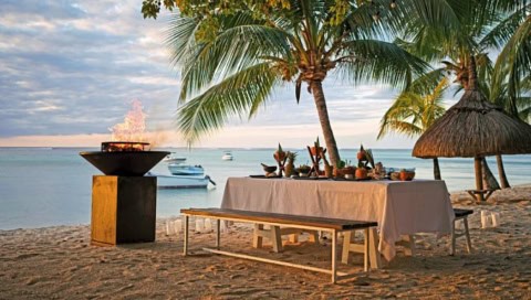 Abendessen am Strand des LUX Le Morne mit Meerblick und Feuerstelle