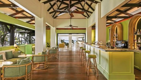 Elegante Bar im LUX Le Morne mit grünen Akzenten und offenem Blick zum Meer