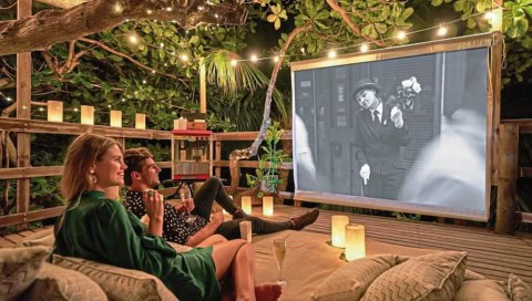 Outdoor-Kino im LUX Le Morne mit gemütlichen Sitzplätzen unter Bäumen