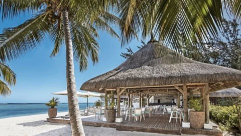 Strandrestaurant im LUX Le Morne mit Strohdach, Palmen und Meerblick