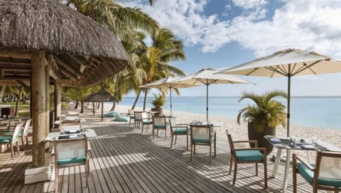 Terrasse am Strand des LUX Le Morne mit Sonnenschirmen und Blick auf das Meer