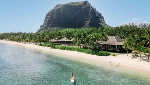 Luftaufnahme des LUX Le Morne am Strand mit Blick auf den Berg Le Morne