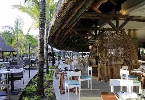 Restaurant im La Pirogue Mauritius mit Terrasse und Blick in die Gartenanlage