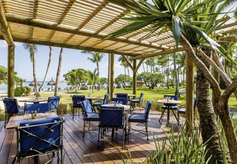 Restaurantterrasse im La Pirogue Mauritius mit Blick Richtung Strand