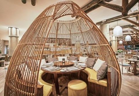 Rattan-Sitznische im Restaurant des La Pirogue Mauritius