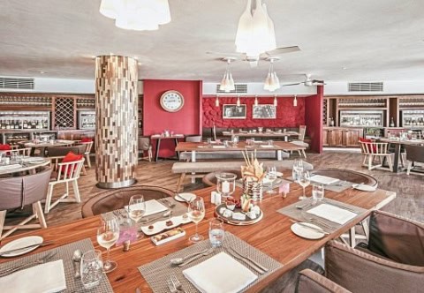 Gedeckter Restaurantbereich im La Pirogue Mauritius mit roter Wandgestaltung