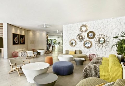 Moderne Lobby im La Pirogue Mauritius mit hellen Sitzbereichen