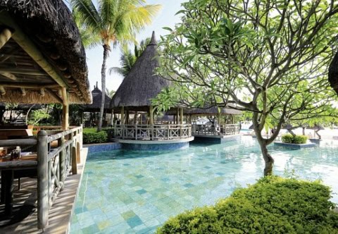 Poollandschaft mit tropischer Vegetation im La Pirogue Mauritius