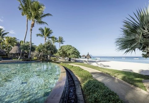 Pool mit Blick auf Strand und Meer im La Pirogue Mauritius