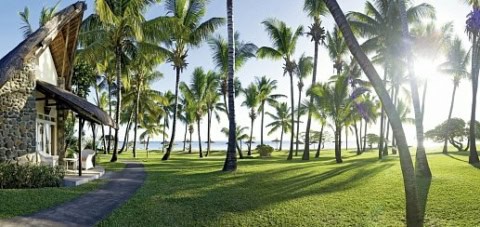 Tropischer Garten mit Palmen und Strandblick im La Pirogue Mauritius