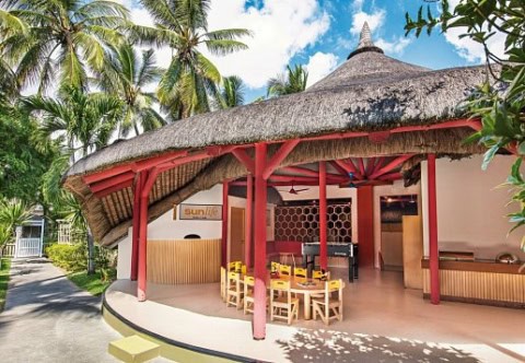 Sun Kids Club im La Pirogue Mauritius mit Strohdach und buntem Spielbereich