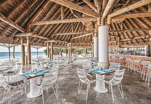 Großes Restaurantpavillon mit Holzbalkendecke, weißen Stühlen und Meerblick