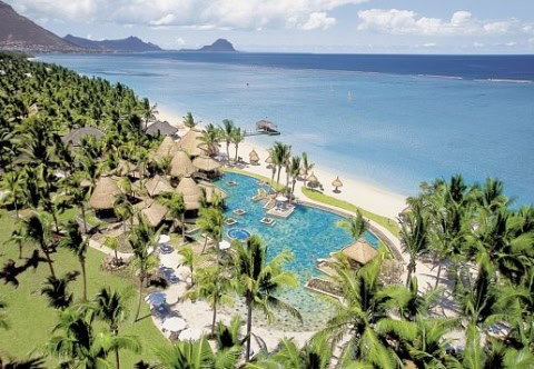 Luftaufnahme des Resorts mit Pool, Strand, Palmen und Bergen in der Bucht