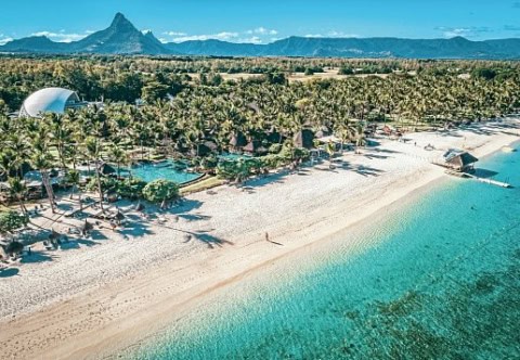 Luftaufnahme: Weißer Sandstrand, türkisfarbene Lagune und dichte Palmenbewaldung mit Bergen