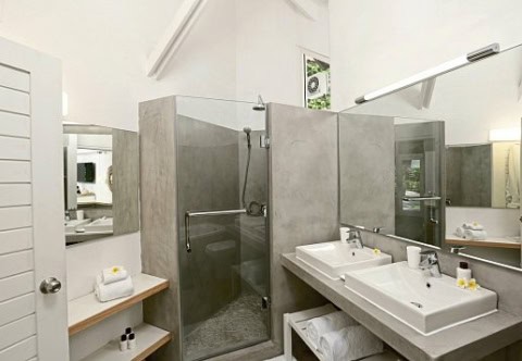 Modernes Badezimmer im La Pirogue Mauritius mit Dusche und Doppelwaschbecken