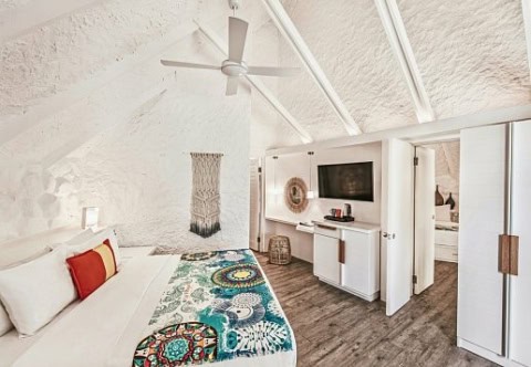 Helles Zimmer im La Pirogue Mauritius mit farbenfroher Bettdecke