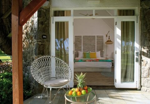 Terrasse eines Bungalows im La Pirogue Mauritius mit Blick ins Zimmer