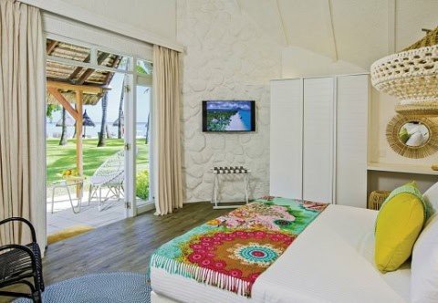 Schlafzimmer im La Pirogue Mauritius mit Terrasse und Blick zum Garten