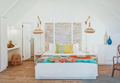 Helles Schlafzimmer im La Pirogue Mauritius mit bunten Akzenten