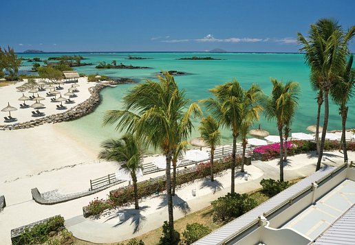 Blick auf die türkisfarbene Lagune und den Strand des Lagoon Attitude auf Mauritius