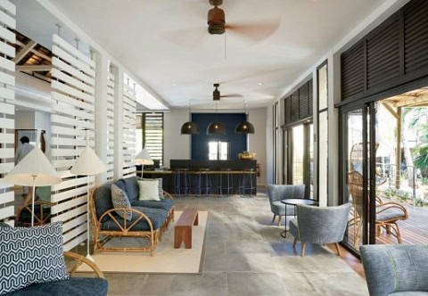 Lounge-Bereich im Lagoon Attitude mit Bar, Sitzmöbeln und tropischem Interieur