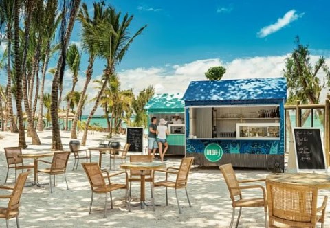 Strandbar im Lagoon Attitude mit Sitzplätzen unter Palmen
