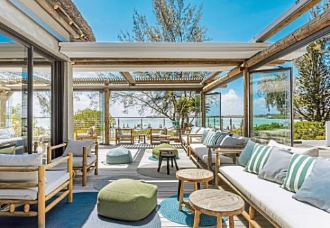 Offene Lounge-Terrasse im Lagoon Attitude mit Meerblick und gemütlichen Sitzbereichen