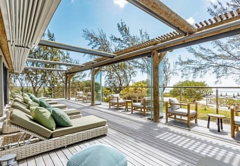 Sonnenterrasse im Lagoon Attitude mit Liegen, Sesseln und Blick auf das Meer