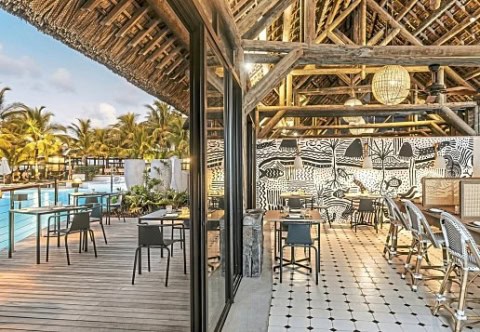 Überdachter Restaurantbereich im Lagoon Attitude mit Blick auf Pool und Garten