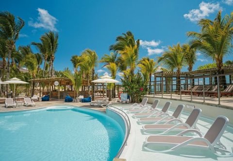 Poolbereich des Lagoon Attitude mit Sonnenliegen und Palmen auf Mauritius
