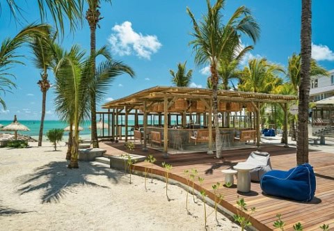 Strandpavillon im Lagoon Attitude mit Palmen, Sandstrand und Blick auf die Lagune
