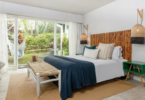 Modernes Doppelzimmer im Lagoon Attitude mit tropischem Garten vor der Terrasse