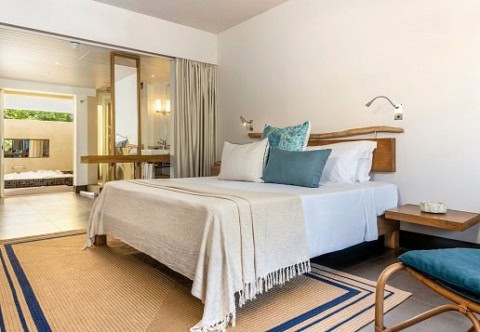 Helles Hotelzimmer im Lagoon Attitude mit Doppelbett und offenem Badbereich