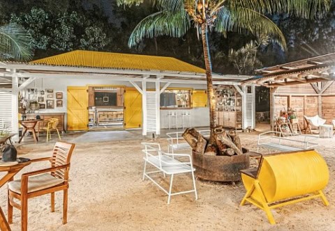 Gemütlicher Außenbereich des Lagoon Attitude mit Bar und Sitzgelegenheiten am Abend