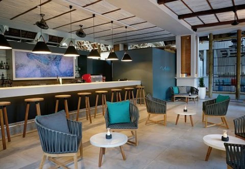 Moderne Hotelbar im Lagoon Attitude mit Lounge-Sesseln und hohen Barhockern